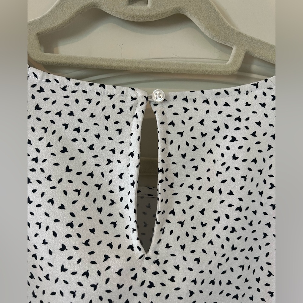 Banana Republic Rich White Small Black Patterned Blouse Women’s Size Medium - Picture 3 of 15